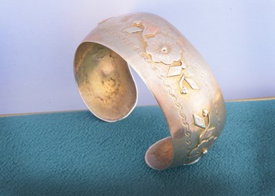 Lot 55 - A Caribbean yellow metal three colour gold bangle