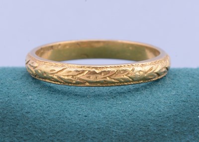 Lot 60 - A 22ct gold antique wedding band