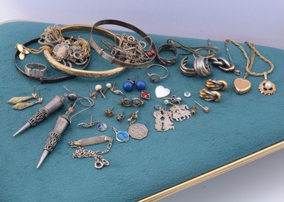 Lot 86 - A quantity of silver and gold