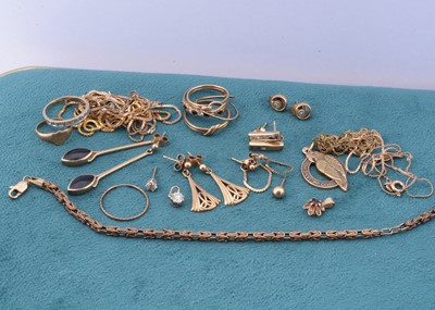 Lot 88 - A quantity of 9ct gold