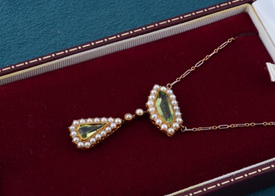 Lot 97 - An Edwardian 15ct gold peridot and seed pearl pendant necklace