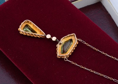 Lot 97 - An Edwardian 15ct gold peridot and seed pearl pendant necklace