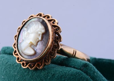 Lot 99 - A 14ct gold mother of pearl carved cameo dress ring