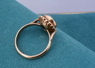 Lot 99 - A 14ct gold mother of pearl carved cameo dress ring