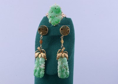 Lot 118 - A Chinese jadeite jade 14k marked ring and matching earrings