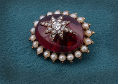 Lot 120 - A Victorian garnet and diamond oval brooch