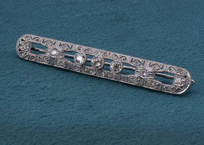 Lot 122 - An art deco style 14ct white gold bar brooch