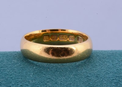 Lot 134 - A 22ct gold wedding band