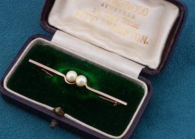 Lot 143 - A 9ct gold and pearl bar brooch