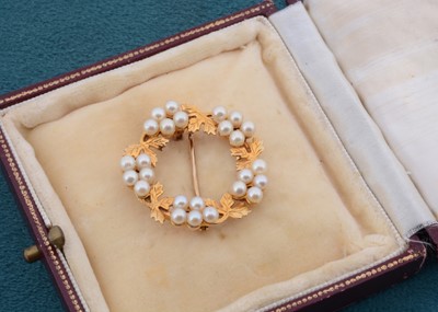 Lot 145 - A 9ct gold seed pearl wreath brooch