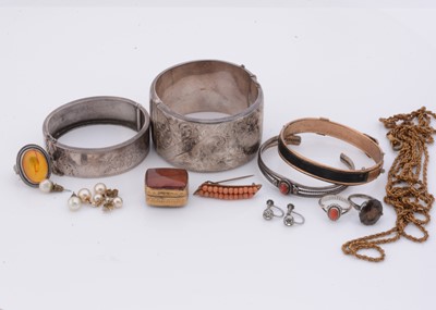 Lot 147 - A quantity of costume jewellery