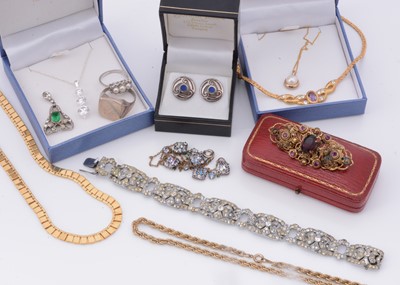 Lot 148 - A small quantity of costume jewellery