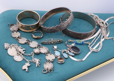 Lot 151 - A quantity of silver jewellery