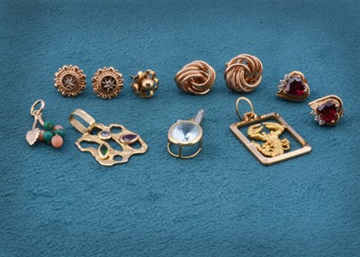 Lot 152 - A quantity of gold earrings and gem set pendants