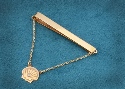 Lot 153 - A 9ct gold shell tie pin