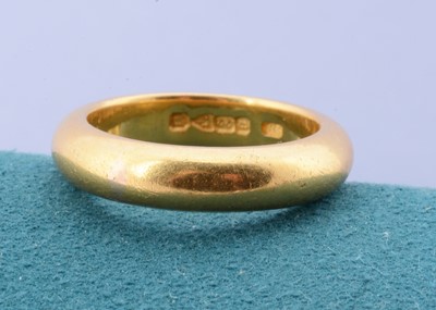 Lot 165 - A 22ct gold D shaped wedding band