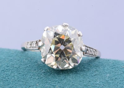 Lot 170 - An old cushion cut diamond solitaire ring