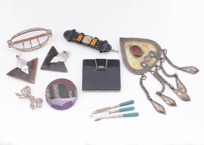 Lot 185 - A small collection of costume jewellery