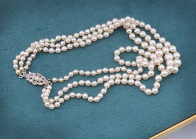 Lot 187 - A three row graduated cultured pearl choker necklace