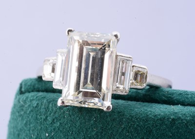 Lot 189 - A diamond solitaire ring