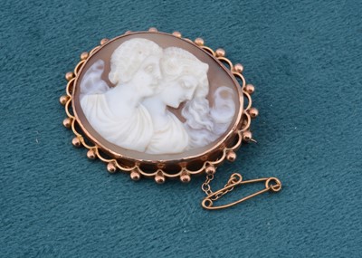 Lot 194 - A carved shell cameo oval brooch