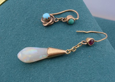 Lot 197 - An opal drop earring