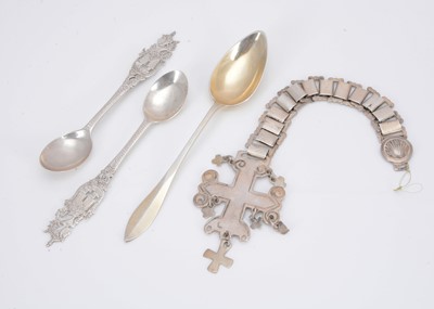 Lot 323 - A pair of Indonesian spoons