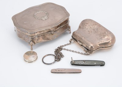 Lot 333 - A George V period silver trinket box and purse