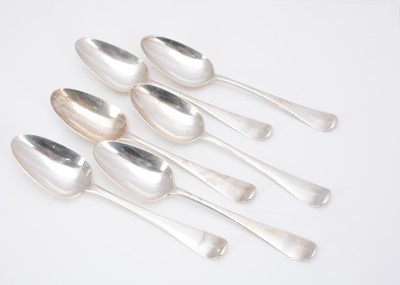 Lot 362 - A harlequin set of George III silver table spoons