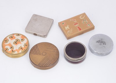 Lot 391 - A pretty silver and enamelled circular box and five various compacts