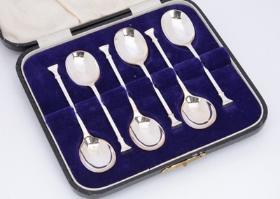 Lot 400 - A cased set of George V silver coffee spoons