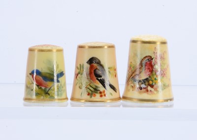 Lot 408 - A Royal Worcester porcelain hand painted thimble