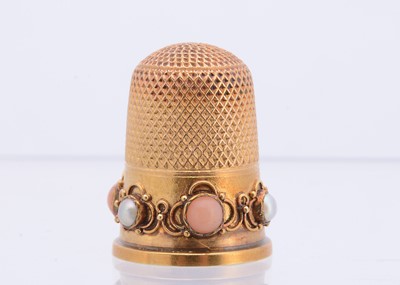 Lot 431 - A nice gold thimble