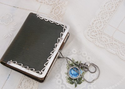 Lot 479 - A Victorian silver mounted green leather rectangular purse