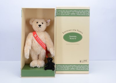 Lot 110 - A Steiff limited edition Vedes teddy bear