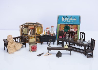 Lot 553 - Various dolls’ house items