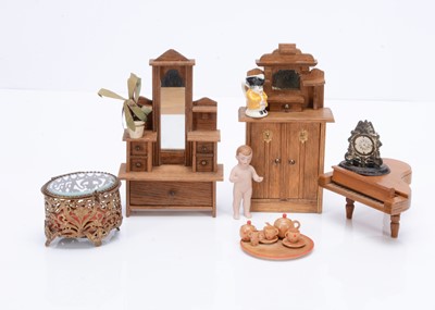 Lot 598 - Various dolls’ house items