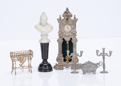 Lot 612 - Dolls’ house chattels