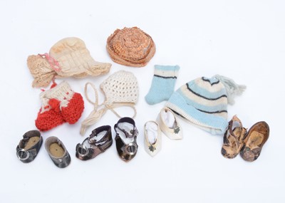 Lot 833 - Very small dolls shoes and accessories