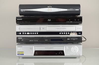 Lot 565 - DVD / Video / Blu-Ray Players