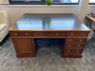 Lot 354 - A nice second half 20th century mahogany partners desk