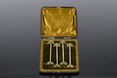 Lot 122 - A cased set of four Edwardian silver knife rests