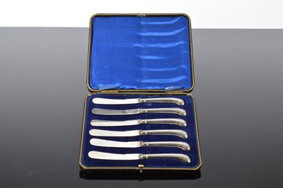 Lot 123 - A cased set of six George V period silver handed butter knives