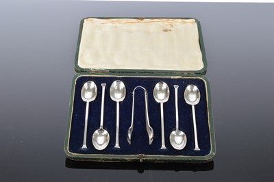 Lot 131 - A cased set of six George V silver coffee spoons and sugar tongs