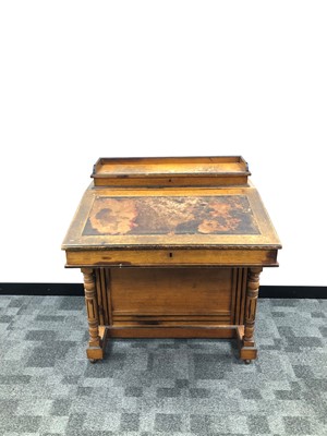 Lot 362 - A large early 20th century Davenport desk