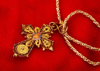 Lot 204 - A continental 750/18k marked yellow gold rope twist necklace and filigree cross pendant