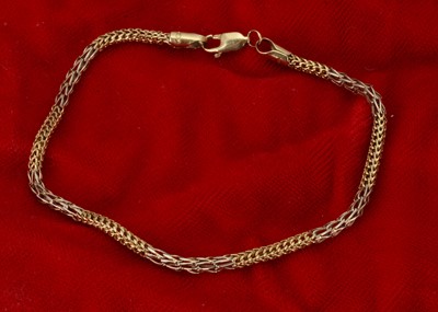 Lot 206 - An Italian 750 marked chain mesh bracelet