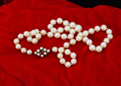 Lot 217 - A mid 2oth century graduated knotted strung cultured pearl necklace