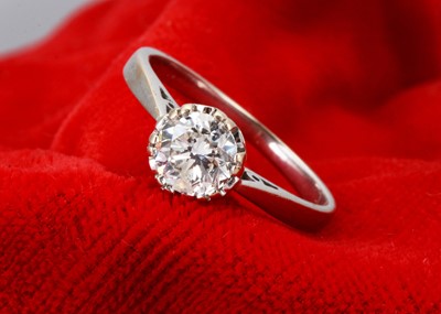 Lot 220 - A 18ct white gold diamond solitaire ring