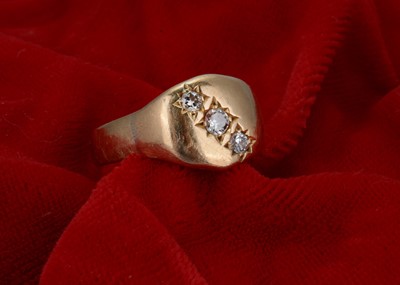 Lot 223 - An 18ct gold and diamond set signet ring